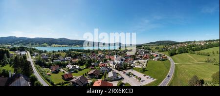 Österreich, Oberösterreich, Zell am Moos, Drone Panorama der Seestadt im Sommer Stockfoto