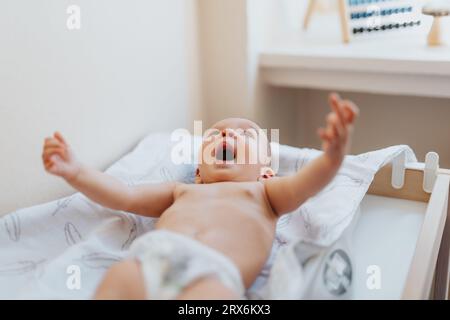 Ein süßes Baby erhält gründliche Pflege und Untersuchung von einem Facharzt in einem Krankenhauszimmer. Stockfoto