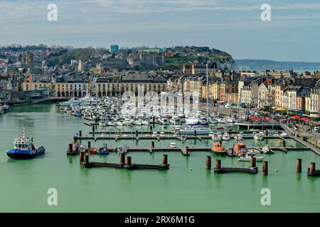 Segelboote im Hafen von Dieppe mit Stadt an sonnigen Tagen Stockfoto