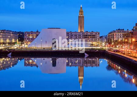 Stadt mit Le Havre Konzerthalle in der Nähe des Meeres bei Nacht Stockfoto