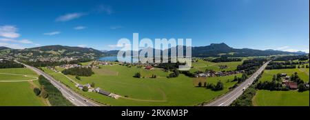 Österreich, Oberösterreich, Mondsee, Weitwinkelblick auf die Autobahn A1 im Sommer Stockfoto