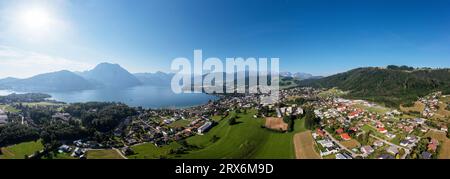 Österreich, Oberösterreich, Altmunster, Drone Panorama der Stadt am Ufer des Traunsees Stockfoto