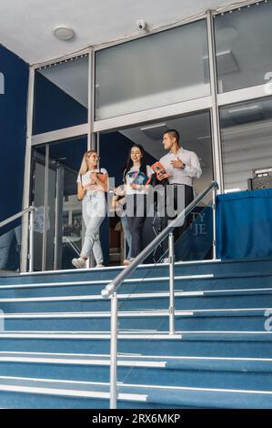 Multikulturelle Universitätsstudenten beteiligen sich an akademischen Debatten und an der Zusammenarbeit im Freien Stockfoto