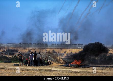 Tränengaskanister, die von israelischen Sicherheitskräften auf palästinensische Demonstranten entlang der Grenze zu Israel, östlich von Khan Yunis, südlich des Gazastreifens, geschossen wurden. (Foto von Yousef Masoud/SOPA Images/SIPA USA) Stockfoto