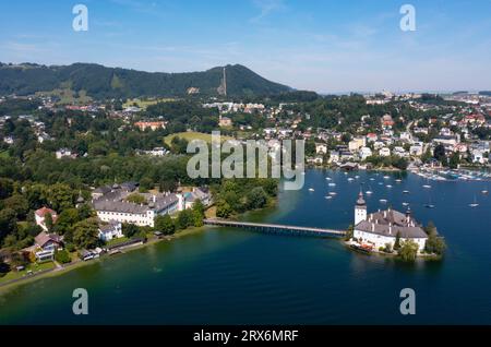 Österreich, Oberösterreich, Gmunden, Blick auf die Drohne auf den Toscanapark und Schloss Ort im Sommer Stockfoto