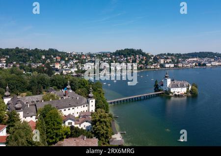 Österreich, Oberösterreich, Gmunden, Blick auf die Drohne auf den Toscanapark und Schloss Ort im Sommer Stockfoto