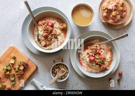 Studio-Schuss von zwei Schüsseln veganem Brei mit Erdbeeren und Mandeln Stockfoto