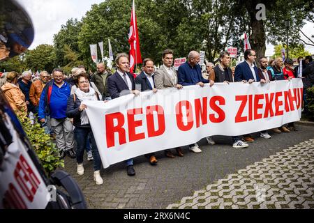 HEERLEN - Teilnehmer an einem protestmarsch in Richtung Zuyderland Krankenhaus. Es finden Demonstrationen zur Erhaltung des vollwertigen Krankenhauses statt. ANP ROB ENGELAAR niederlande aus - belgien aus Stockfoto