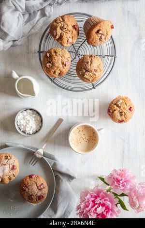 Tasse Kaffee- und Rhabarber-Muffins auf Kühlgestell Stockfoto