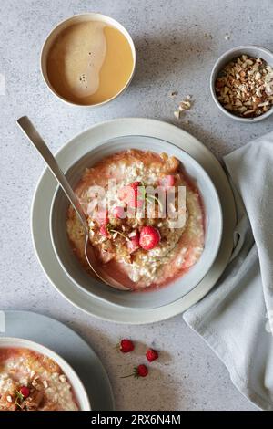 Studio-Schuss mit veganem Brei mit Erdbeeren und Mandeln und Rhabarberkompott Stockfoto