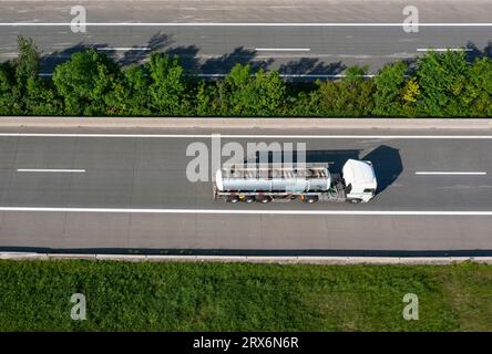 Österreich, Oberösterreich, Mondsee, Drohnenansicht des Tankwagens auf der Westautobahn A1 Stockfoto