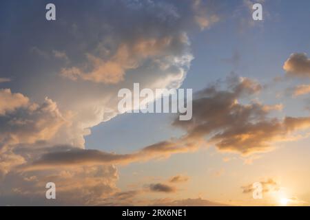 Gewitterwolken am Himmel bei Sonnenuntergang Textur Hintergrund überlagert. Dramatisches Cumulonimbus-Bild. Hochauflösende Fotografie, perfekt für den Austausch des Himmels Stockfoto