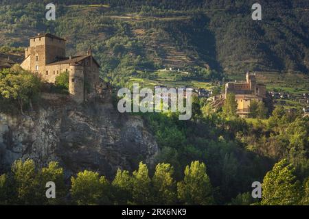 Schloss Sarriod de la Tour auf der linken Seite und Schloss St. Pierre auf der rechten Seite. Aosta Valley Region, Italien Stockfoto