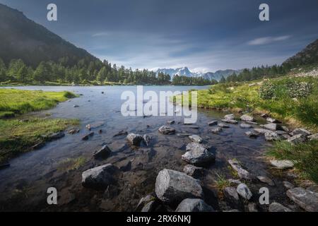 Der Arpy-See (Lago d'Arpy auf italienisch) und der Grandes Jorasses-Berg im Mont-Blanc-Massiv im Hintergrund. Morgex, Region Aosta Valley, Stockfoto