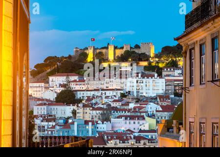 Portugal, Lissabonner Viertel, Lissabon, Hillside Apartments mit Castelo Sao Jorge im Hintergrund Stockfoto