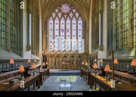 Das Innere der kleinen Bischofskapelle und Buntglasfenster in den Bishop's Palace Wells, Somerset, England, Großbritannien Stockfoto