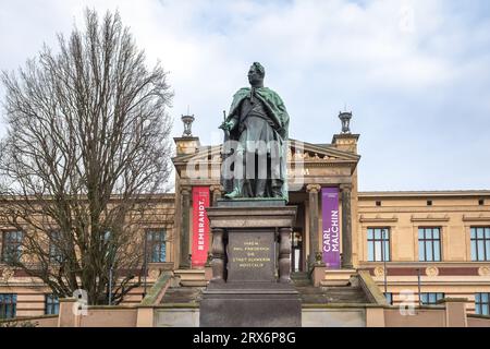 Großherzog Paul Friedrich von Mecklenburg Statue vor dem Schweriner Landesmuseum - Schwerin, Deutschland Stockfoto