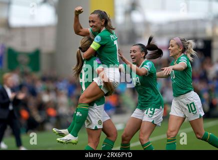 Kyra Carusa aus Irland (links) feiert mit Katie McCabe das zweite Tor des Spiels während des Spiels der Gruppe B1 der UEFA Women's Nations League im Aviva Stadium in Dublin. Bilddatum: Samstag, 23. September 2023. Stockfoto