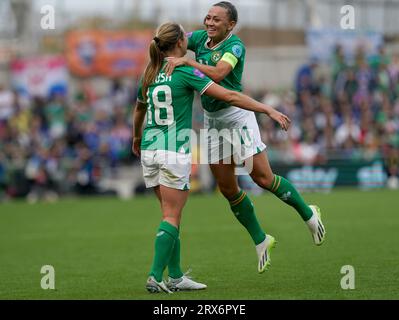 Kyra Carusa aus Irland (links) feiert mit Katie McCabe das zweite Tor des Spiels während des Spiels der Gruppe B1 der UEFA Women's Nations League im Aviva Stadium in Dublin. Bilddatum: Samstag, 23. September 2023. Stockfoto