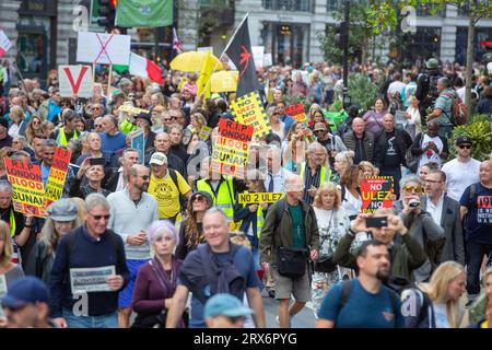 London, Vereinigtes Königreich. September 2023. Tausende Demonstranten marschieren gegen die Regulierung der Ultra Low Emission Zone (ULEZ) im Zentrum Londons. Credit: Tayfun Salci / Alamy Live News Stockfoto