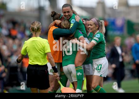 Kyra Carusa aus Irland (links) feiert mit Katie McCabe das zweite Tor des Spiels während des Spiels der Gruppe B1 der UEFA Women's Nations League im Aviva Stadium in Dublin. Bilddatum: Samstag, 23. September 2023. Stockfoto