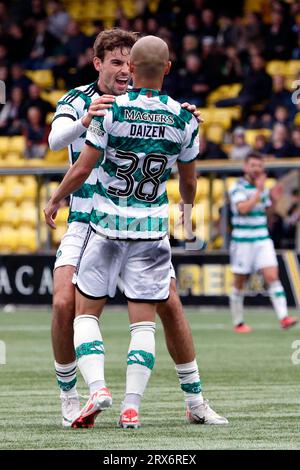 Celtic's Daizen Maeda (rechts) feiert mit Matt O'Reilly, nachdem sie das dritte Tor ihrer Mannschaft im Spiel während des Spiels in der Tony Macaroni Arena in Livingston erzielt hat. Bilddatum: Samstag, 23. September 2023. Stockfoto