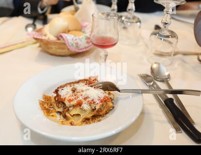 Gericht mit Lasagne mit Rindfleisch und Käse dünne Eierpasta typisch mittelitalienisches Gericht im Restaurant Stockfoto