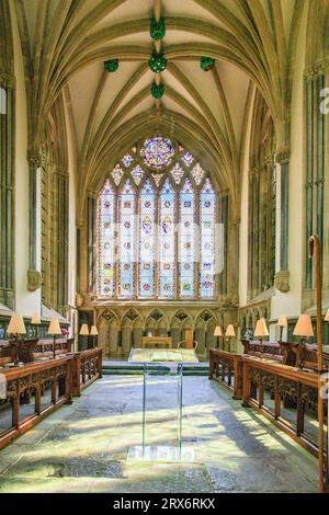 Das Innere der kleinen Bischofskapelle und Buntglasfenster in den Bishop's Palace Wells, Somerset, England, Großbritannien Stockfoto