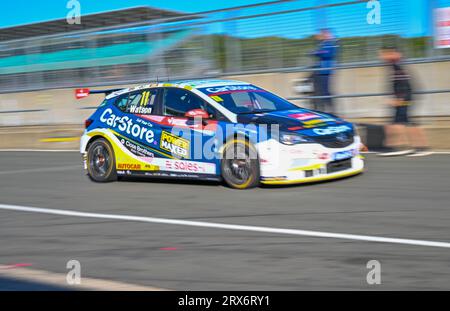 Silverstone, Northamptonshire, Großbritannien. September 2023. Andrew Watson, CarStore Power Maxed Racing, Vauxhall Astra während der Kwik Fit British Touring Car Championships (BTCC) in Silverstone, Towcester, Northamptonshire, Großbritannien am 23. September 2023. LFP/Alamy Live News Stockfoto