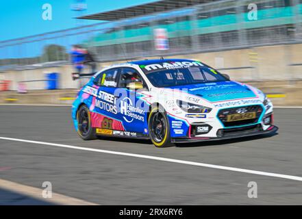 Silverstone, Northamptonshire, Großbritannien. September 2023. Tom Ingram, Bristol Street Motors mit EXCELR8 TradePriceCars.com, Hyundai i30N während der Kwik Fit British Touring Car Championships (BTCC) in Silverstone, Towcester, Northamptonshire, UK am 23. September 2023. LFP/Alamy Live News Stockfoto