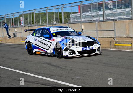 Silverstone, Northamptonshire, Großbritannien. September 2023. Colin Turkington, Team BMW, BMW 330e M Sport während der Kwik Fit British Touring Car Championships (BTCC) in Silverstone, Towcester, Northamptonshire, Großbritannien am 23. September 2023. LFP/Alamy Live News Stockfoto