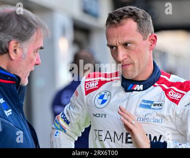 Silverstone, Northamptonshire, Großbritannien. September 2023. Stephen Jelley, Team BMW, BMW 330e M Sport während der Kwik Fit British Touring Car Championships (BTCC) in Silverstone, Towcester, Northamptonshire, Großbritannien am 23. September 2023. LFP/Alamy Live News Stockfoto