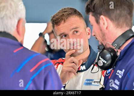 Silverstone, Northamptonshire, Großbritannien. September 2023. Colin Turkington, Team BMW, BMW 330e M Sport während der Kwik Fit British Touring Car Championships (BTCC) in Silverstone, Towcester, Northamptonshire, Großbritannien am 23. September 2023. LFP/Alamy Live News Stockfoto