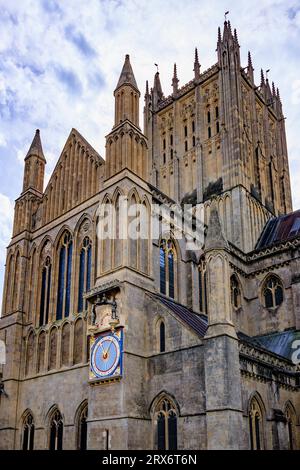 Die restaurierte historische Uhr aus dem 14. Jahrhundert an der Außenseite der Wells Cathedral, Somerset, England, Großbritannien Stockfoto