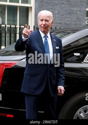 US-Präsident Joe Biden verlässt 10 Downing Street nach einem Treffen mit dem britischen Premierminister Rishi Sunak in London. Stockfoto