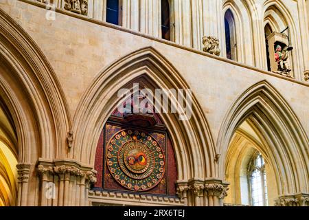 Die restaurierte historische astronomische Uhr aus dem 14. Jahrhundert zeigt die Bewegungen der Sonne und des Mondes in der Wells Cathedral, Somerset, England, Großbritannien Stockfoto