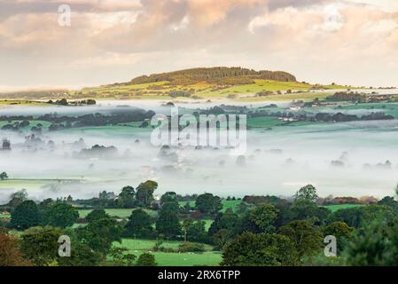 Preston, Lancashire, Vereinigtes Königreich. September 2023. Ein nebeliger Morgen über dem Laut Valley in Richtung Beacon fiel von Jeffrey Hill, Longridge, Preston, Lancashire, UK Credit: John Eveson/Alamy Live News Stockfoto