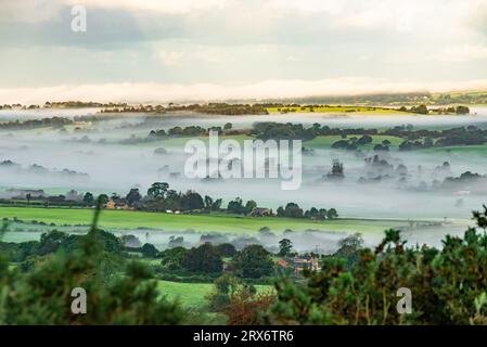 Preston, Lancashire, Vereinigtes Königreich. September 2023. A Misty Morning in the Forest of Bowland, Preston, Lancashire, UK Credit: John Eveson/Alamy Live News Stockfoto