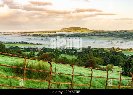 Preston, Lancashire, Vereinigtes Königreich. September 2023. Ein nebeliger Morgen über dem Laut Valley in Richtung Beacon fiel von Jeffrey Hill, Longridge, Preston, Lancashire, UK Credit: John Eveson/Alamy Live News Stockfoto