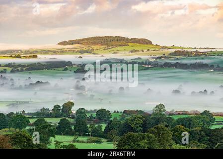 Preston, Lancashire, Vereinigtes Königreich. September 2023. Ein nebeliger Morgen über dem Laut Valley in Richtung Beacon fiel von Jeffrey Hill, Longridge, Preston, Lancashire, UK Credit: John Eveson/Alamy Live News Stockfoto