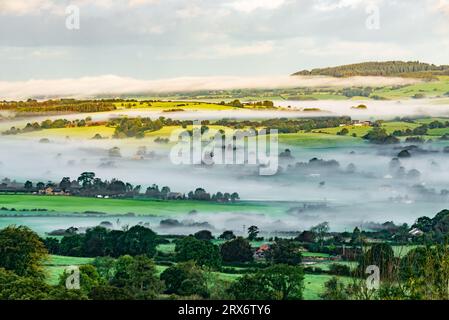 Preston, Lancashire, Vereinigtes Königreich. September 2023. Ein nebeliger Morgen über dem Laut Valley in Richtung Beacon fiel von Jeffrey Hill, Longridge, Preston, Lancashire, UK Credit: John Eveson/Alamy Live News Stockfoto