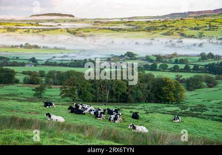 Preston, Lancashire, Vereinigtes Königreich. September 2023. Ein nebeliger Morgen über dem Laut Valley in Richtung Beacon fiel von Jeffrey Hill, Longridge, Preston, Lancashire, UK Credit: John Eveson/Alamy Live News Stockfoto