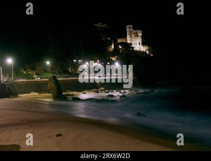 Nachtschloss und. Stadtstrand im Lloret de Mar, Katalonien, Spanien. Mittelmeer Stockfoto