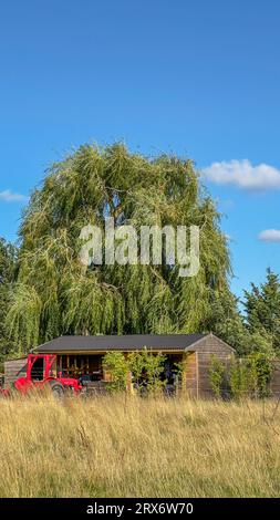 Traktor, Scheune und Baum in oxford, oxfordshire, großbritannien Stockfoto