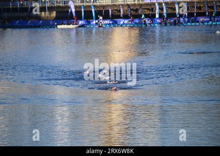 Pontevedra, Spanien. September 2023. Paratriathleten am Start des Schwimmens bei den Paratriathlon-Weltmeisterschaften 2023, am 23. September 2023, in Pontevedra, Spanien. (Foto: Alberto Brevers/Pacific Press) Credit: Pacific Press Media Production Corp./Alamy Live News Stockfoto