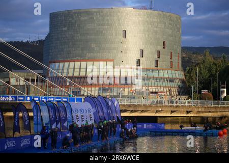 Pontevedra, Spanien. September 2023. Paratriathleten am Start des Schwimmens bei den Paratriathlon-Weltmeisterschaften 2023, am 23. September 2023, in Pontevedra, Spanien. (Foto: Alberto Brevers/Pacific Press) Credit: Pacific Press Media Production Corp./Alamy Live News Stockfoto