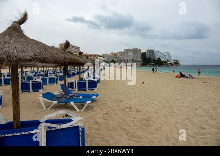 Stockbild vom 15. September 2023 zeigt den Ferienort Magaluf auf Mallorca auf den Balearen, Spanien, an einem bewölkten Tag. Stockfoto