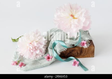 Blumenarrangement mit zwei rosafarbenen Doppelpfingstrosen Stockfoto