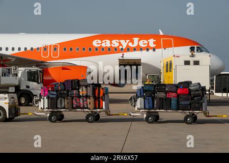 Stockbild vom 16. September 2023 zeigt das Verladen von Gepäck auf ein EasyJet-Flugzeug am Flughafen Palma de Mallorca auf den Balearen, Spanien, Stockfoto