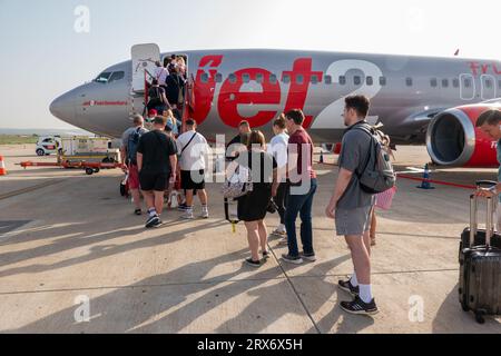 Stockbild vom 16. September 2023 zeigt Passagiere, die am Flughafen Palma de Mallorca auf den Balearen, Spanien, ein Jet2-Flugzeug besteigen. Stockfoto